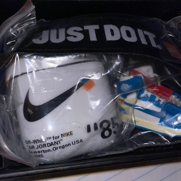 AirPod case - Picture 3 of 5